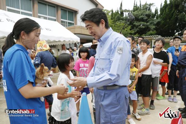 عکس/ نخست وزیر ژاپن به دیدن سیل زدگان رفت