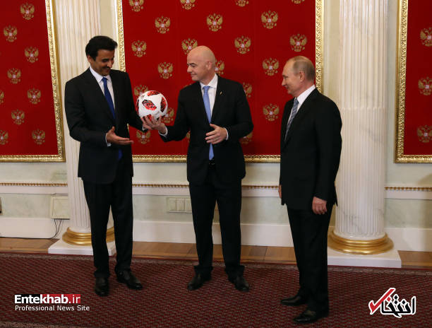 عکس/ امیر قطر نماد جام جهانی ۲۰۲۲ را از پوتین و اینفانتینو تحویل گرفت