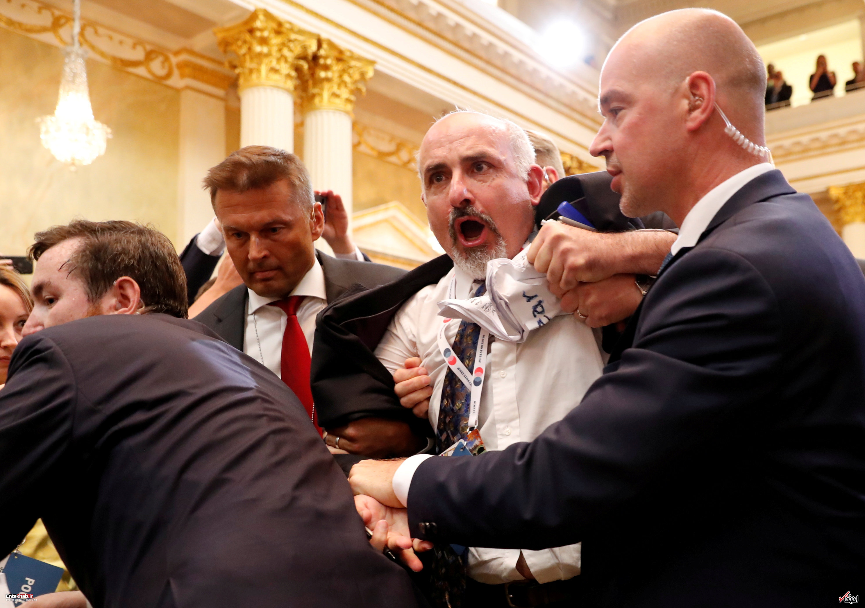 عکس/ برخورد با یک معترض در نشست خبری ترامپ و پوتین