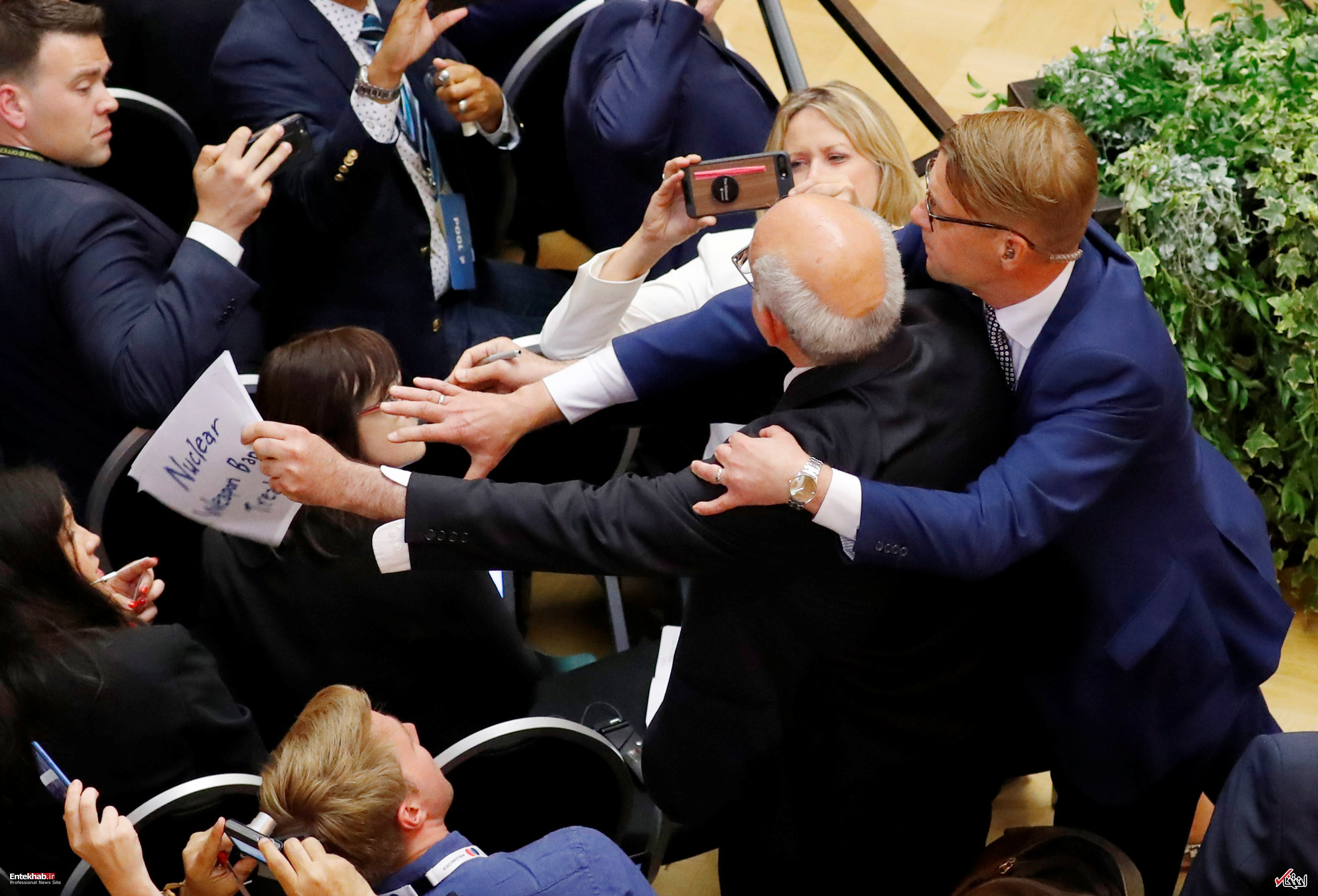 عکس/ برخورد با یک معترض در نشست خبری ترامپ و پوتین