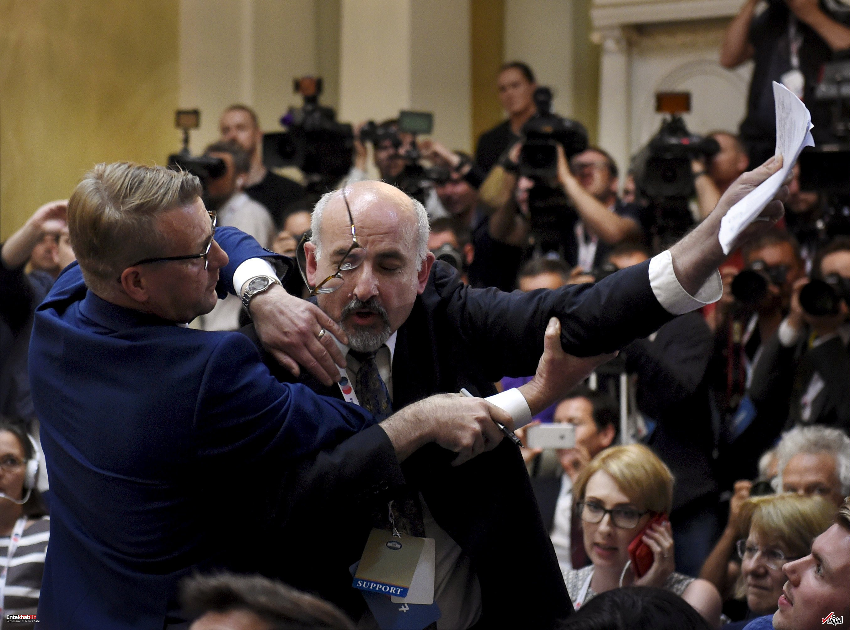 عکس/ برخورد با یک معترض در نشست خبری ترامپ و پوتین