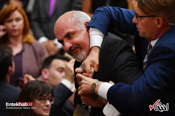 عکس/ برخورد با یک معترض در نشست خبری ترامپ و پوتین