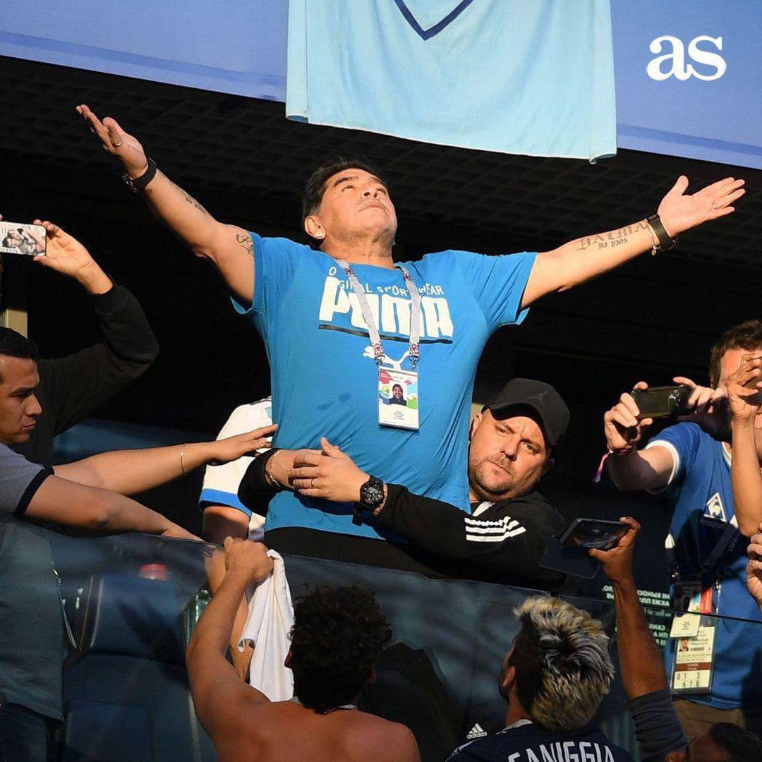 عکس نشریه آس از شادی مارادونا پس از گل لیونل مسی