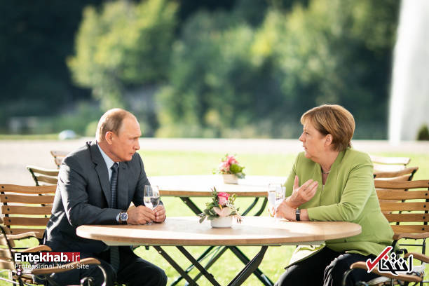 عکس/ مذاکره مرکل و پوتین در یک باغچه