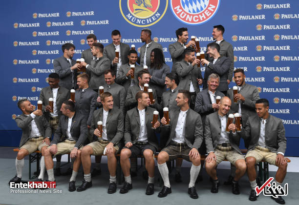 عکس/ فرانک ریبری لیوان آبجو دست نگرفت