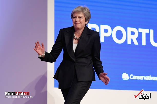 عکس/ حرکات ناموزون نخست وزیر انگلیس در جمع اعضای حزب محافظه کار