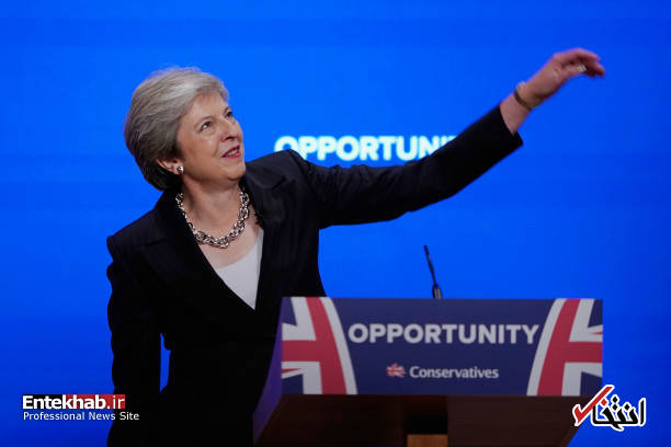 عکس/ حرکات ناموزون نخست وزیر انگلیس در جمع اعضای حزب محافظه کار