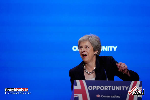 عکس/ حرکات ناموزون نخست وزیر انگلیس در جمع اعضای حزب محافظه کار