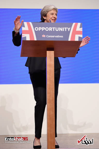 عکس/ حرکات ناموزون نخست وزیر انگلیس در جمع اعضای حزب محافظه کار