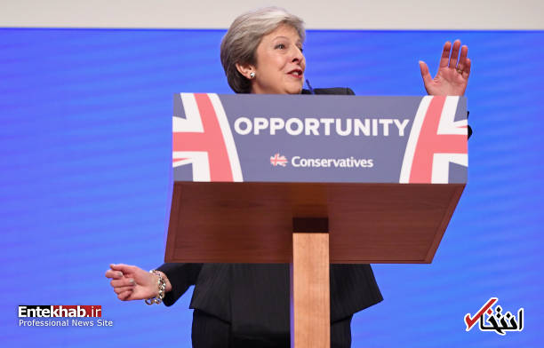 عکس/ حرکات ناموزون نخست وزیر انگلیس در جمع اعضای حزب محافظه کار