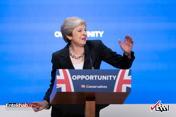 عکس/ حرکات ناموزون نخست وزیر انگلیس در جمع اعضای حزب محافظه کار