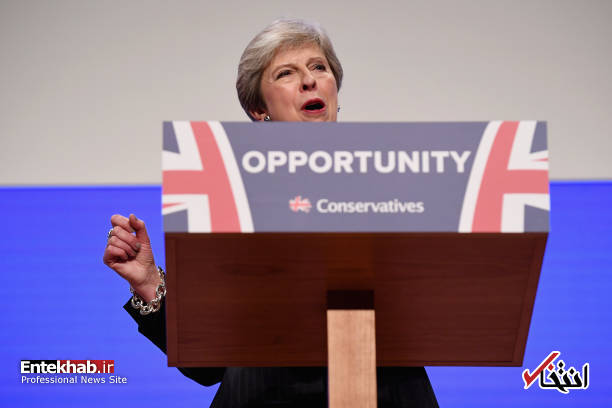 عکس/ حرکات ناموزون نخست وزیر انگلیس در جمع اعضای حزب محافظه کار
