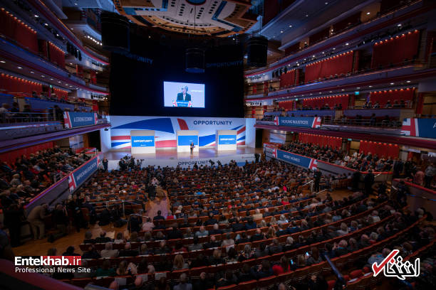 عکس/ حرکات ناموزون نخست وزیر انگلیس در جمع اعضای حزب محافظه کار