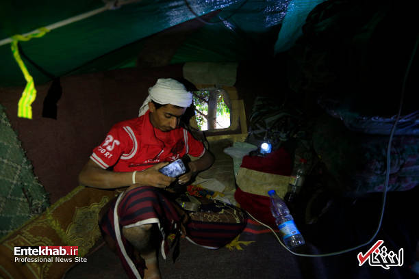 عکس/ زندگی مرد یمنی روی درخت