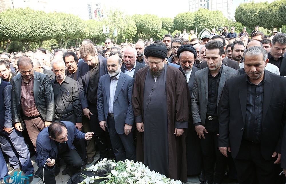 سیدحسن خمینی بر پیکر مرحوم بهرام شفیع نماز خواند +تصاویر