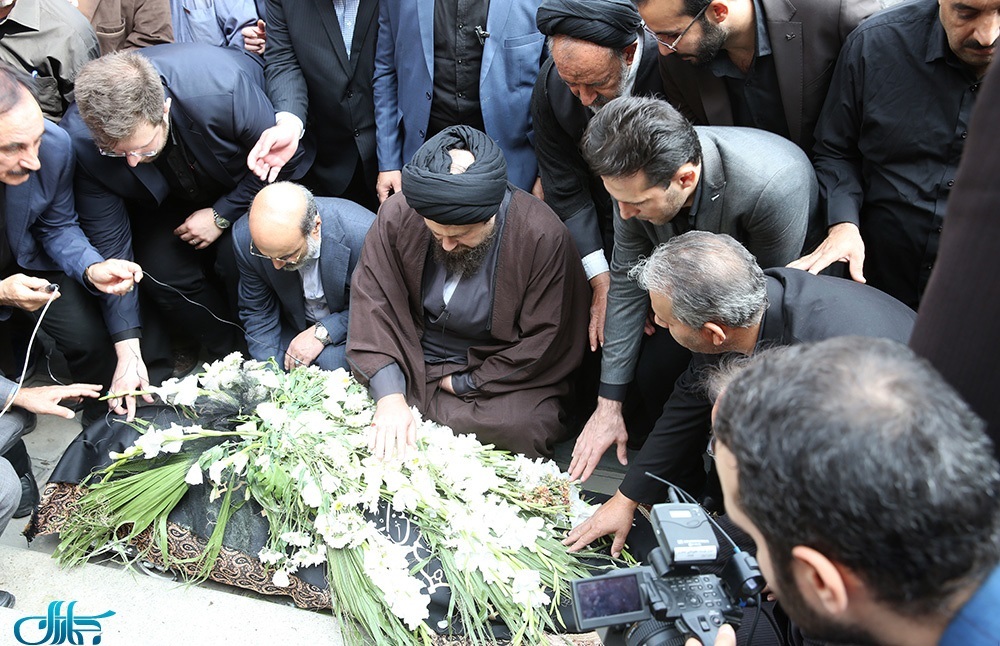 سیدحسن خمینی بر پیکر مرحوم بهرام شفیع نماز خواند +تصاویر