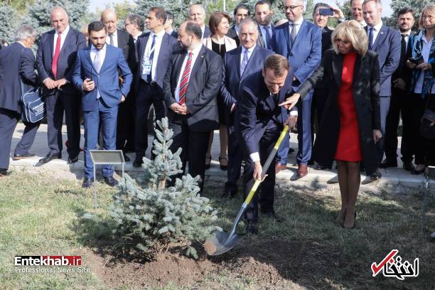 عکس/ درختکاری مکرون و همسرش در یادمان نسل‌کشی ارمنی‌ها