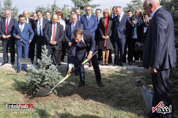 عکس/ درختکاری مکرون و همسرش در یادمان نسل‌کشی ارمنی‌ها