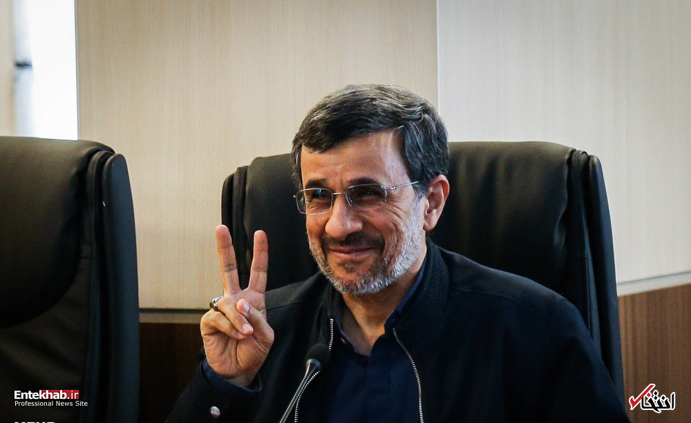 عکس/ حرکات احمدی نژاد در جلسه امروز مجمع تشخیص