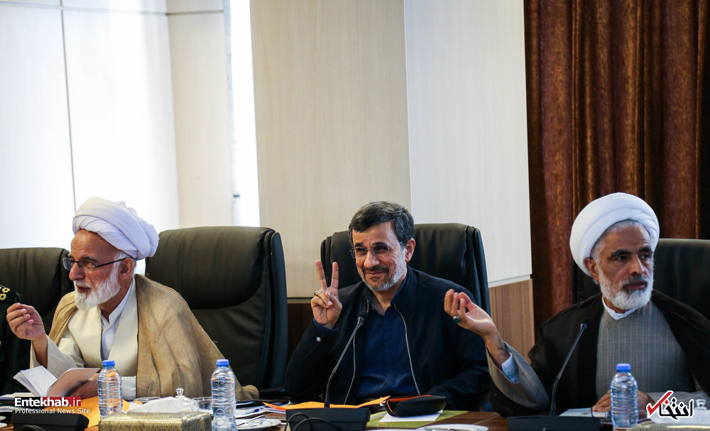 عکس/ حرکات احمدی نژاد در جلسه امروز مجمع تشخیص