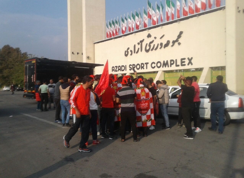 حضور هواداران پرسپولیس مقابل ورزشگاه آزادی (+عکس)