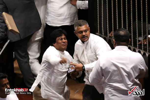 عکس/ درگیری نمایندگان در پارلمان سریلانکا