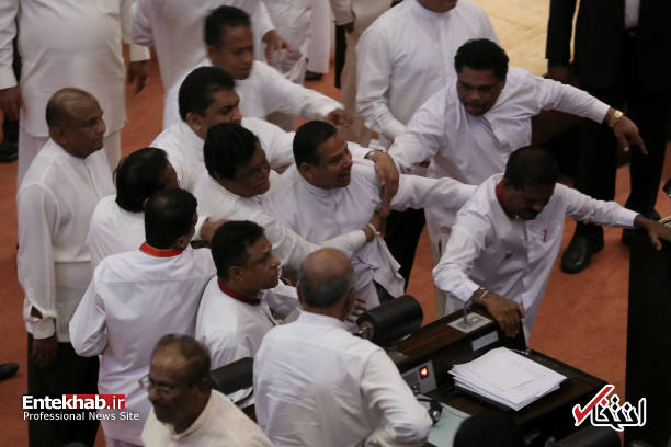 عکس/ درگیری نمایندگان در پارلمان سریلانکا