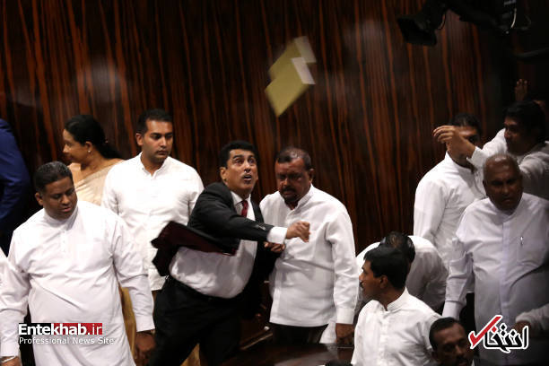 عکس/ درگیری نمایندگان در پارلمان سریلانکا