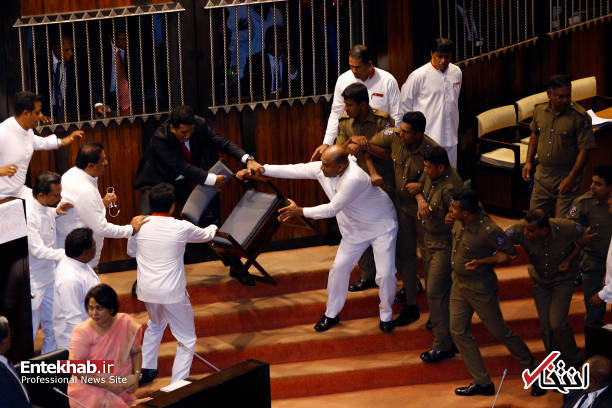 عکس/ درگیری نمایندگان در پارلمان سریلانکا