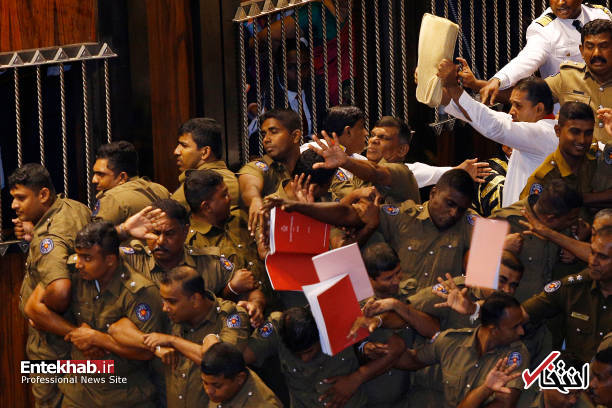 عکس/ درگیری نمایندگان در پارلمان سریلانکا