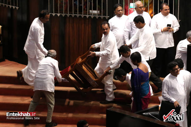 عکس/ درگیری نمایندگان در پارلمان سریلانکا