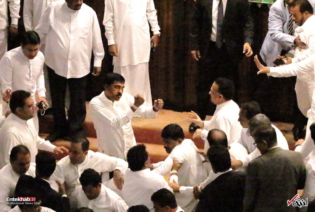 عکس/ درگیری نمایندگان در پارلمان سریلانکا