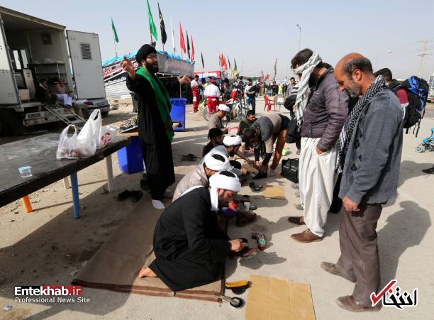 عکس/ واکس زدن کفش زائران اربعین توسط روحانیون