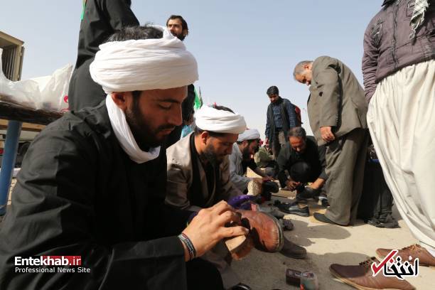 عکس/ واکس زدن کفش زائران اربعین توسط روحانیون