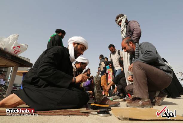 عکس/ واکس زدن کفش زائران اربعین توسط روحانیون