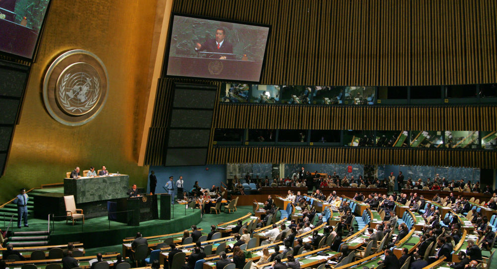 Оон сентябрь. Ген осамблея ООН трибуна. Зал ООН трибуна. Ассамблея ООН трибуна 1994 год.