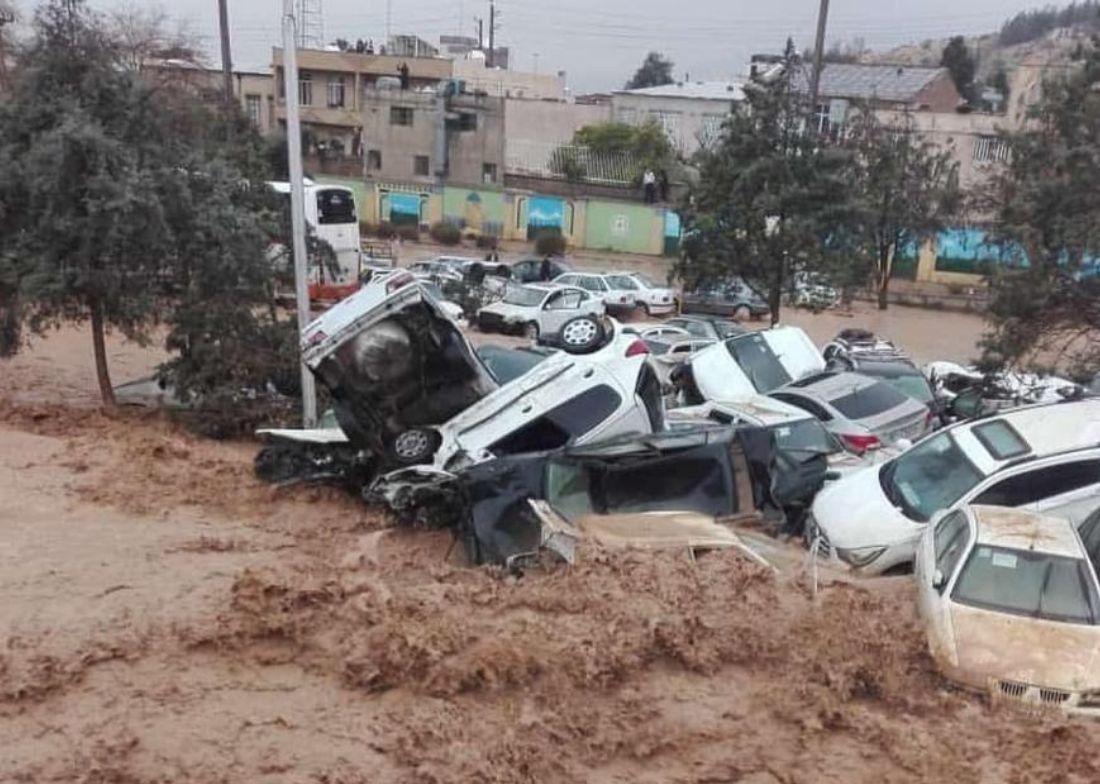 گرفتار شدن ۲۰۰ خودرو بر اثر طغیان مسیل در دروازه قرآن شیراز