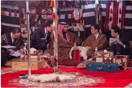 سورپرایز ولیعهد سعودی برای نخست وزیر ژاپن / شینزو آبه عبای عربستانی پوشید +تصاویر
