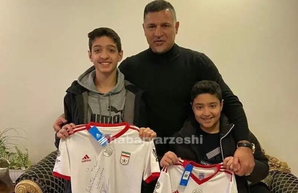 دیدار علی دایی با کودکان داغدار سقوط هواپیمای اوکراینی