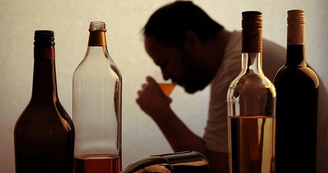 خوردن الکل هیچ تاثیری در نابودی کرونا ندارد