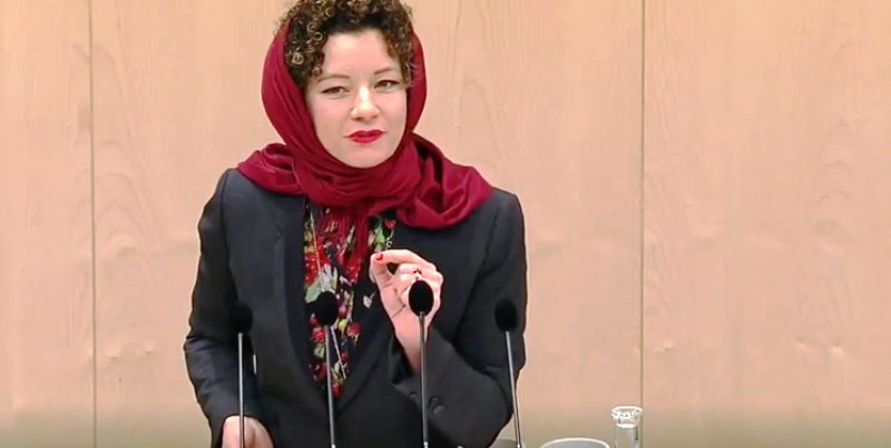 نماینده اتریشی دراعتراض به منع حجاب درمدارس با روسری درمجلس حاضر شد