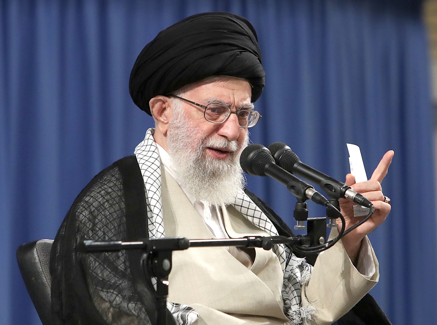 رهبر معظم انقلاب: جمهوری اسلامی دزدی دریایی انگلیس خبیث را بی&zwnj;جواب نمی&zwnj;گذارد/ حالا که ما شروع کردیم به کاهش دادن تعهدات، اروپایی ها می&zwnj;آیند جلو؛ خب پُرروها! شما که به یازده تعهدتان عمل نکردید