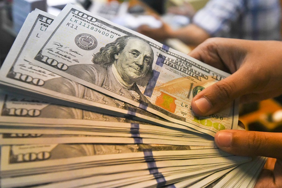 دلار در آستانه ورود به كانال ١٠ هزار تومان