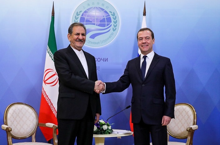 جهانگیری در دیدار نخست وزیر روسیه: آمریکا بدنبال ایجاد ناامنی در خلیج فارس و تنگه هرمز است/ کشورهای بزرگ عضو شورای امنیت نظیر روسیه در خصوص اینگونه اقدامات به آمریکا هشدار دهند/ مدودف: موضع ایران در قبال خروج آمریکا از برجام مقتدرانه است