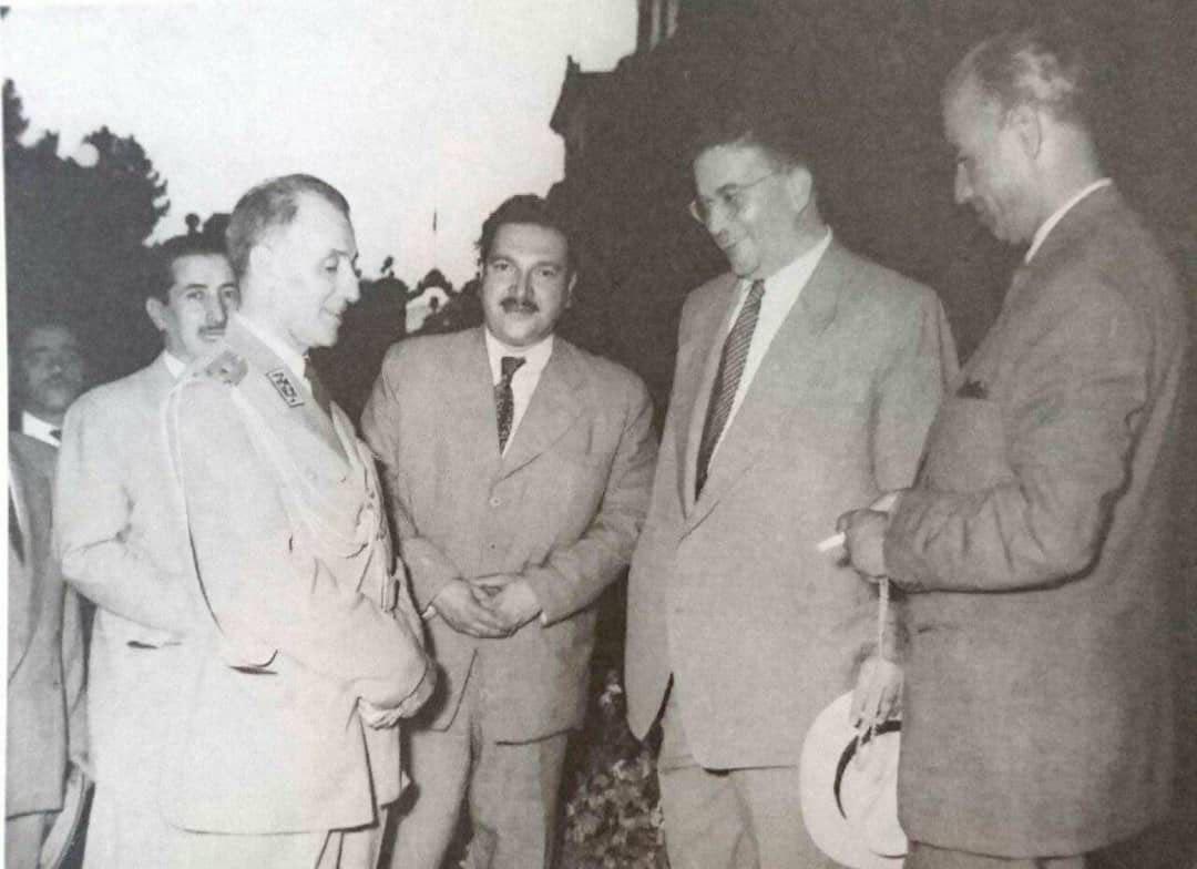 آمریکایی‌ها سال ۱۳۳۱ به مکی پیشنهاد نخست وزیری دادند / طرح آن‌ها این بود که علیرضا پهلوی جانشین محمدرضا پهلوی شود / او از آمریکا به مصدق تلگراف زد که قطع به یقین آمریکایی‌ها پشت حوادث سی تیر بودند / ناهار خوردن مکی با زاهدی پس از کودتا مسئله عجیبی نیست / کاشانی با برخی عزل و نصب‌های مصدق موافق نبود؛ می‌گفت: من هم چند نفر برای برخی مناصب دارم / مکی یک روز قبل از کودتا زندانی و بعدازظهر همان روز آزاد شد / چون می‌دانست قرار است کودتا شود به دربندسر رفت / وقتی شاه پس از شکست کودتا، به تهران برگشت سراغ مکی را گرفت