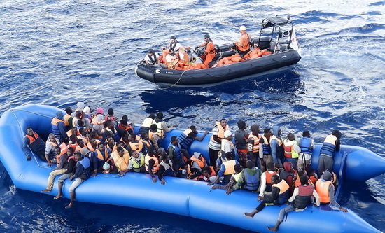 نجات حدود ۲۰۰ مهاجر غیرقانونی در آب‌های مدیترانه