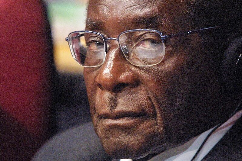 موگابه به خاک سپرده شد
