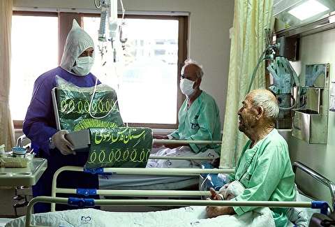 تصاویر: عیادت خادمان امام رضا (ع) از بیماران کرونایی بیمارستان میلاد