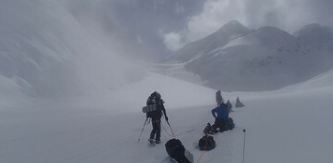 حدود ۱۰۰ کوهنورد در برف توچال گرفتار شدند/ آمادگی ۲ بیمارستان برای پذیرش مصدومین احتمالی