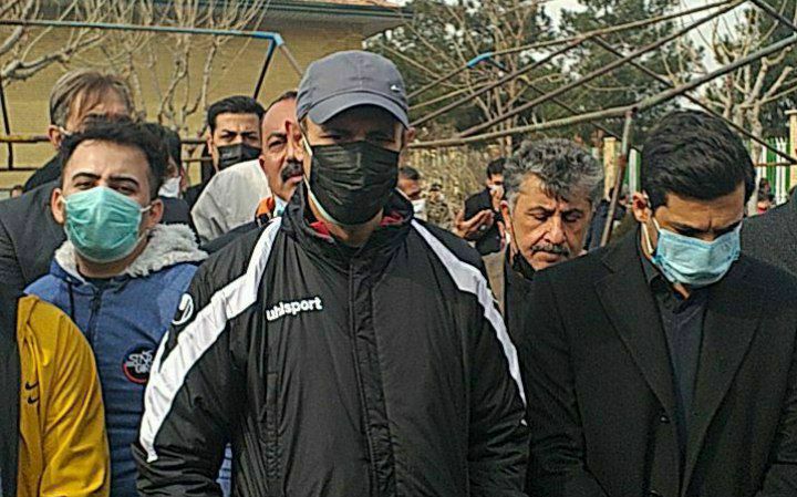 عکس / حضور علی پروین، علی دایی و یحیی گل‌محمدی در مراسم خاکسپاری مهرداد میناوند